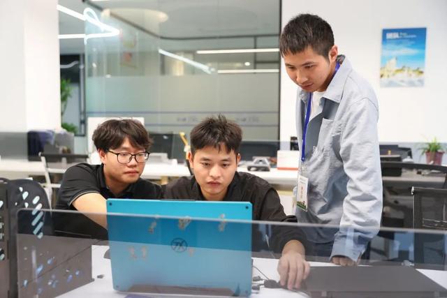 走進上海弘卓網絡科技 揭秘信息技術咨詢服務背后的最美生產線